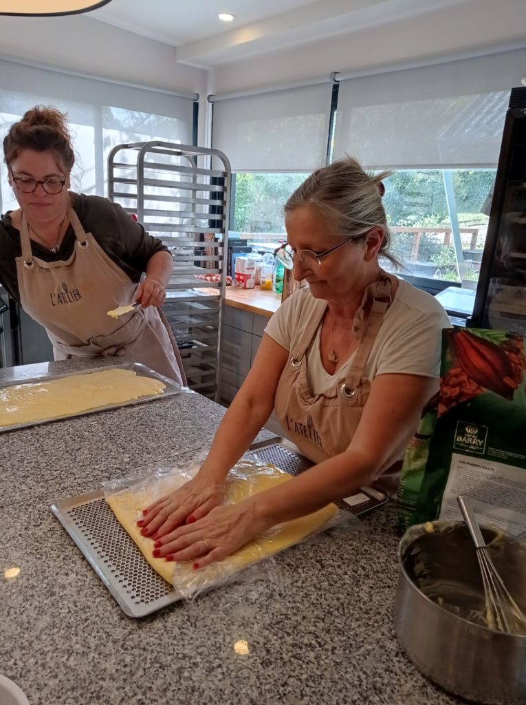 les bases de la pâtisserie, venez apprendre à réaliser vos pâtes :  sucrée, sablée, brisée, à foncer