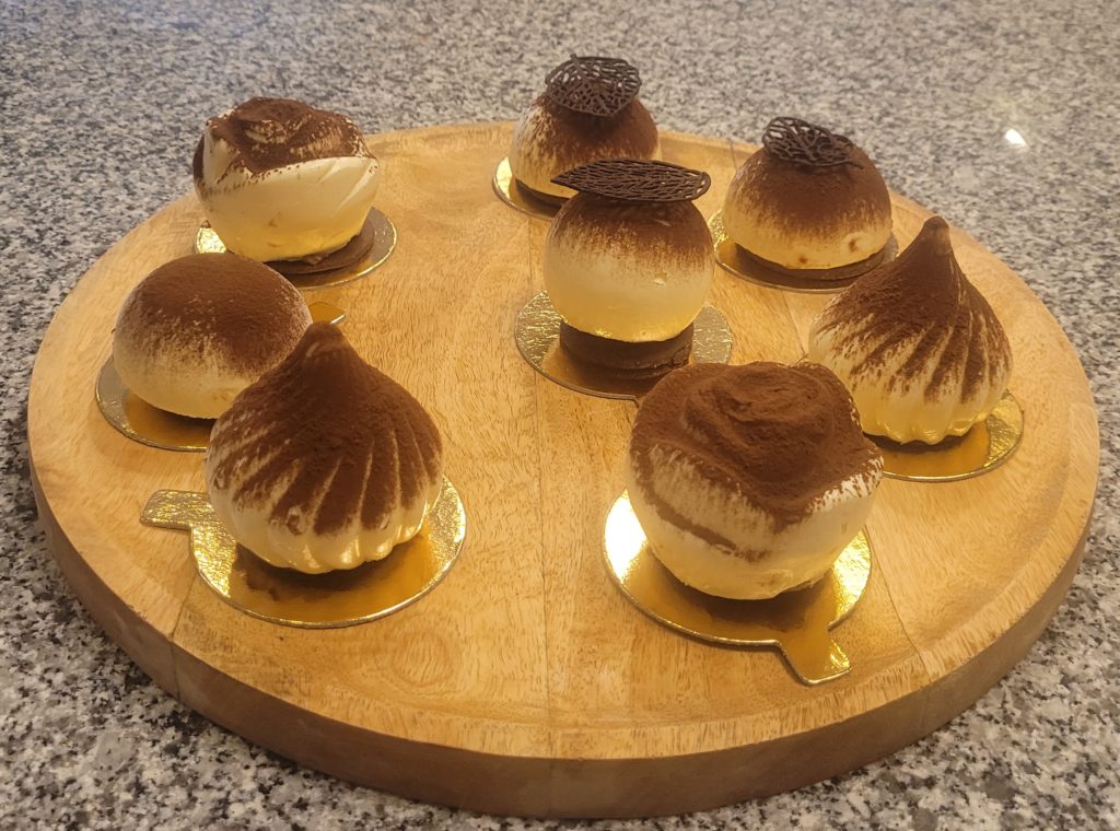 Atelier tiramisu en dôme, biscuit cuillère, mousse mascarpone amaretto, insert café, décor chocolat