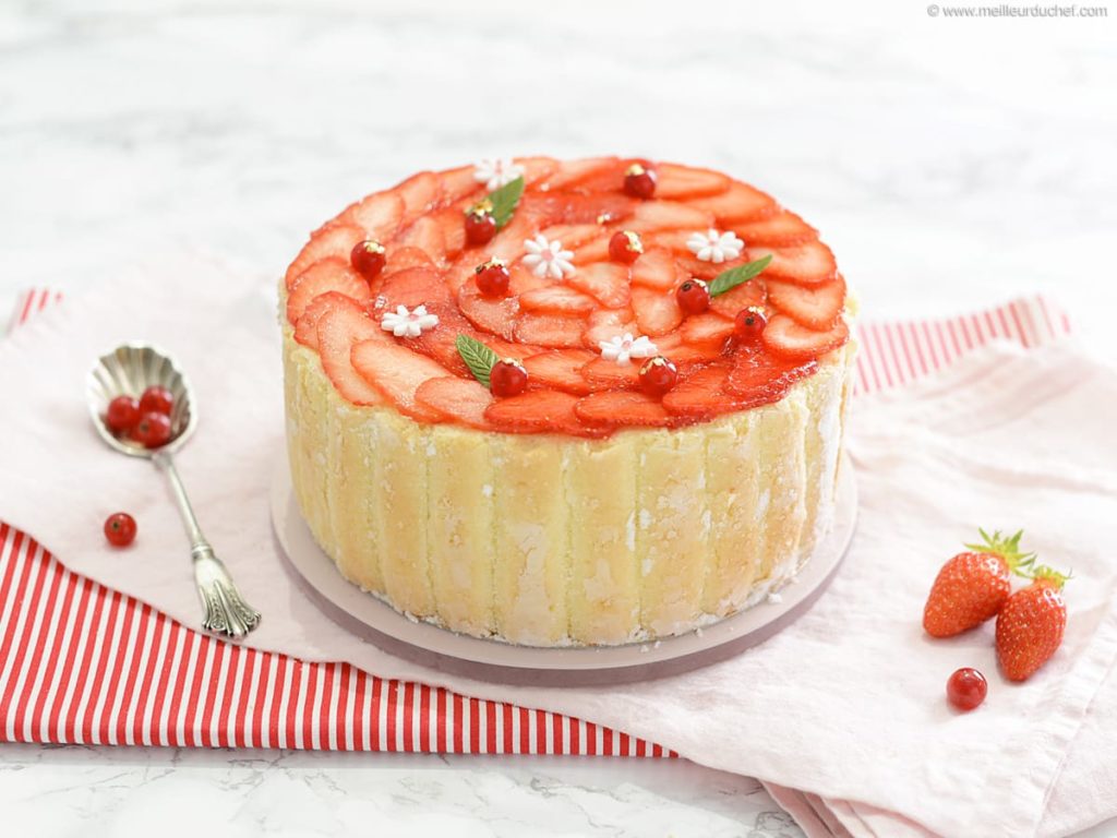 Atelier charlotte aux fraises, fabrication des biscuits cuillère, mousse, sirop et décor