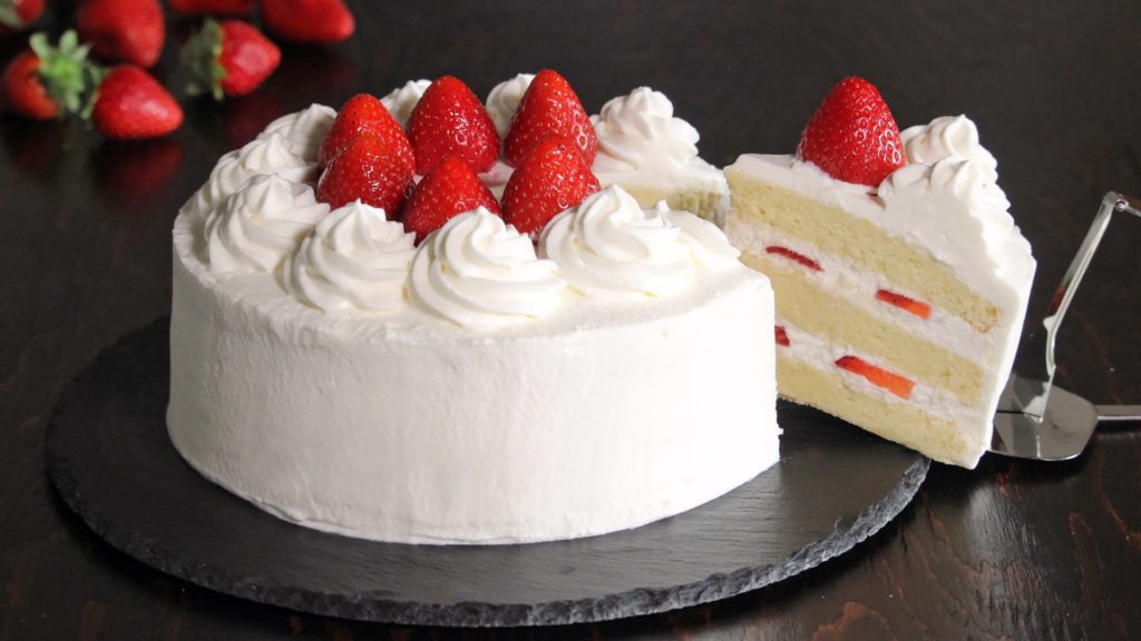 Atelier fraisier japonais. biscuit japonais,  mousse vanille et décor.